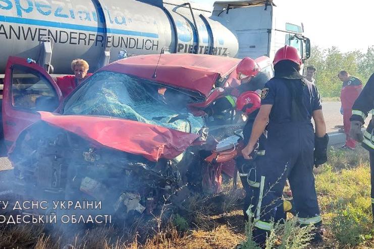 Моторошна ДТП на трасі Одеса-Рені: зіштовхнулись вантажівка та легкове авто (фото, відео)